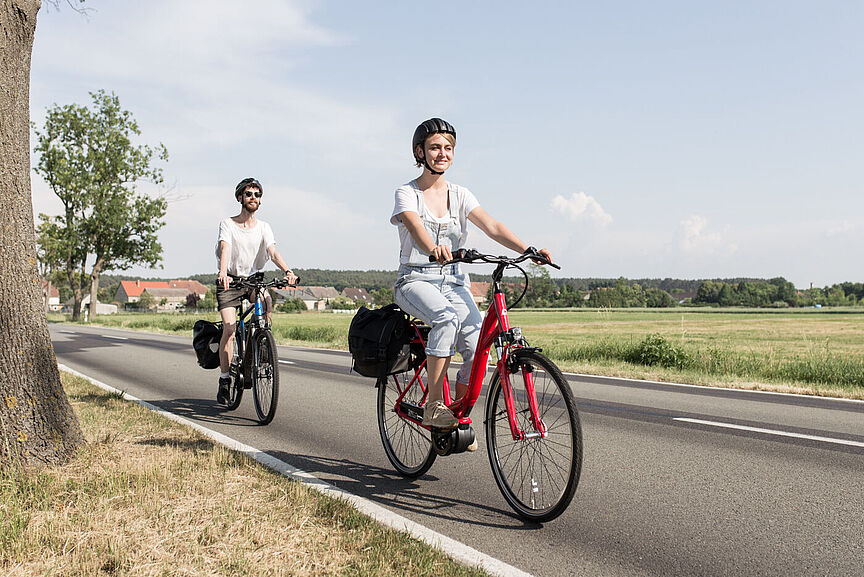 Radtour auf Landstraße Zwei Radfahrer auf Landstraße