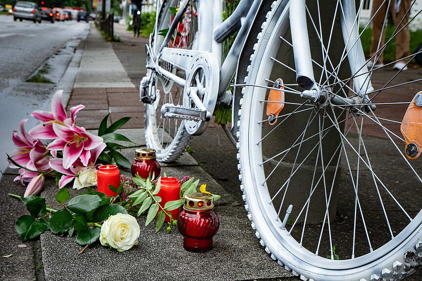 Ghost Bike Ein weiß bemaltes Fahrrad mit Blumen